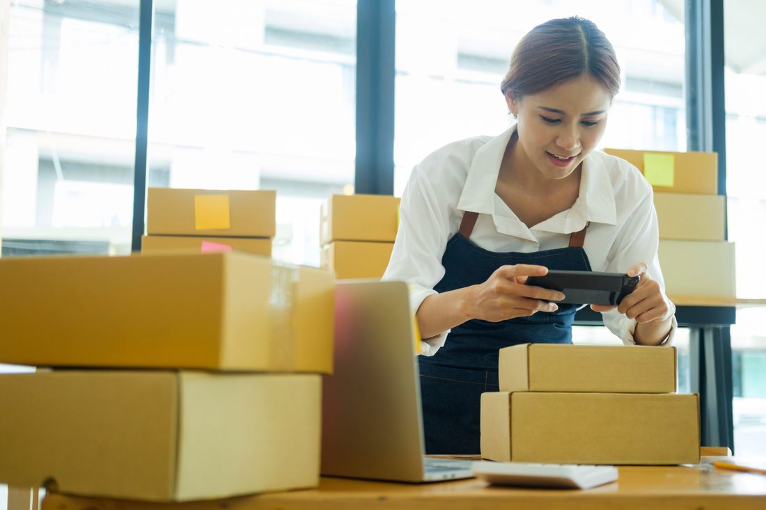 Chủ shop online chụp ảnh đơn hàng bằng điện thoại